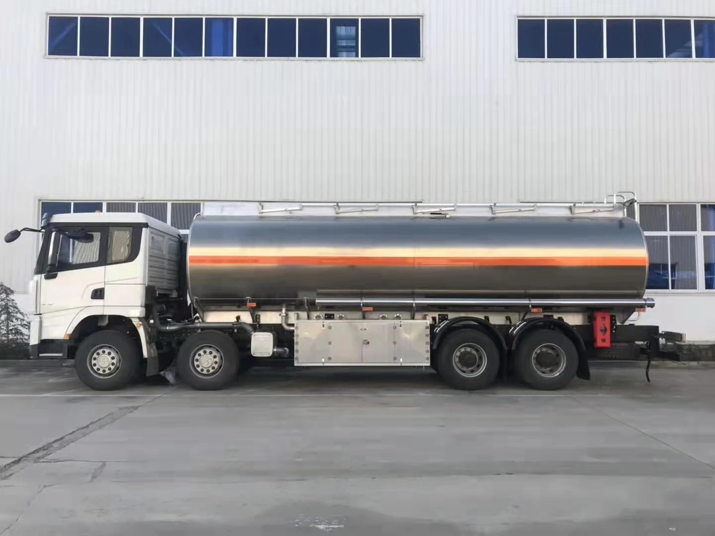 SHACMAN X3000 8×4 camion-citerne : Idéal pour un transport efficace