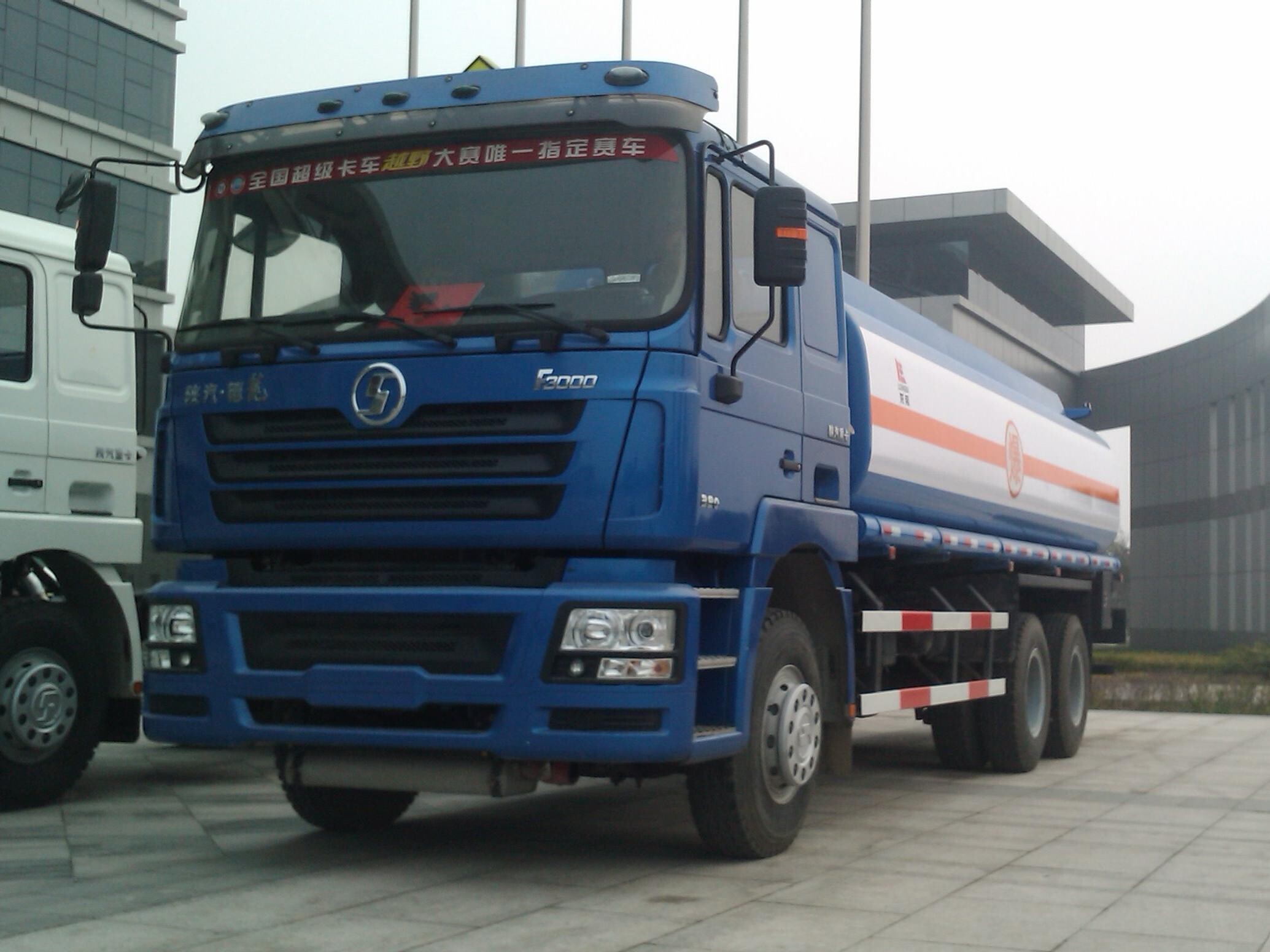 Camion pétrolier F3000 : La combinaison parfaite d'excellentes performances et d'un transport efficace