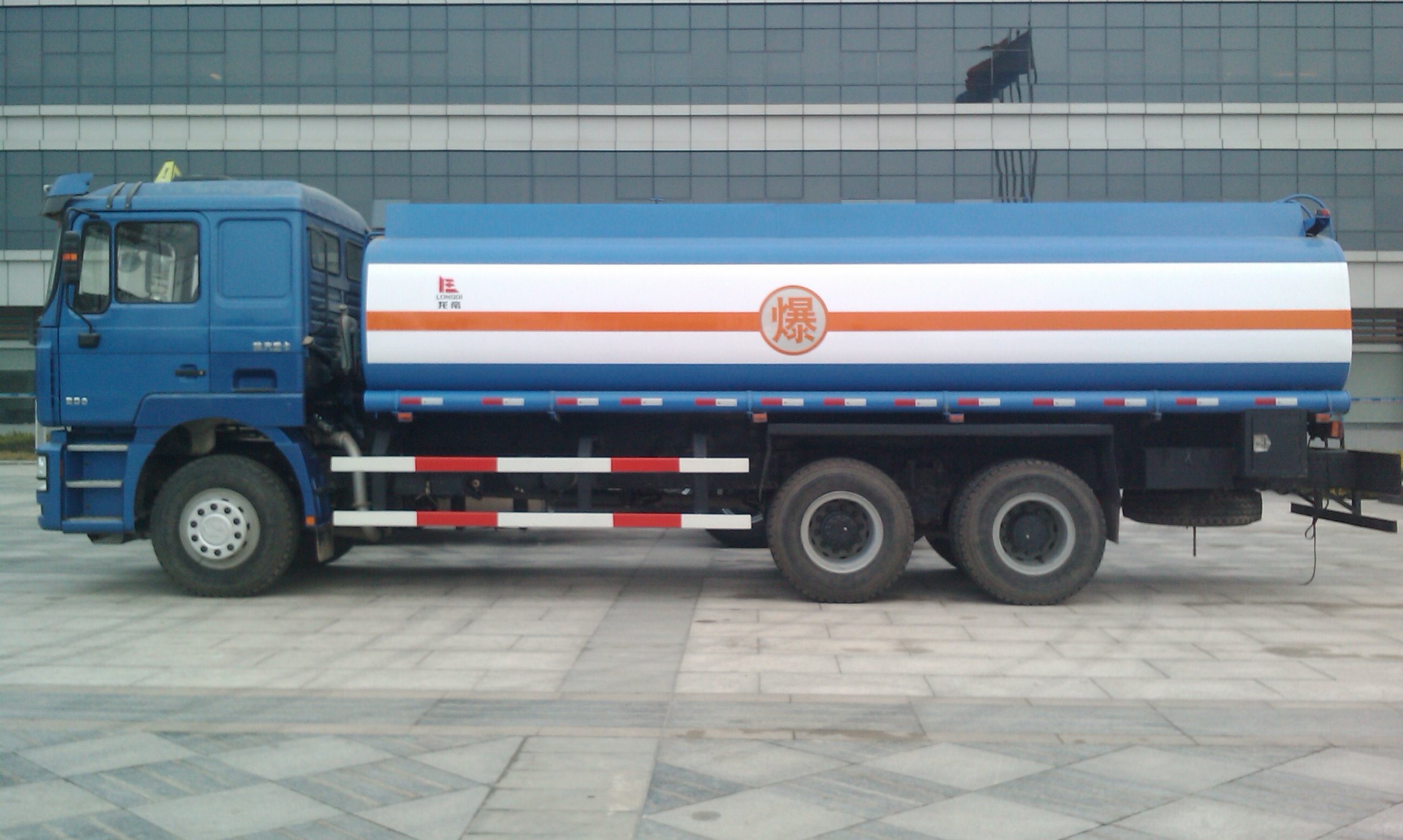 Camion-citerne à huile F3000 : La solution privilégiée pour un transport efficace