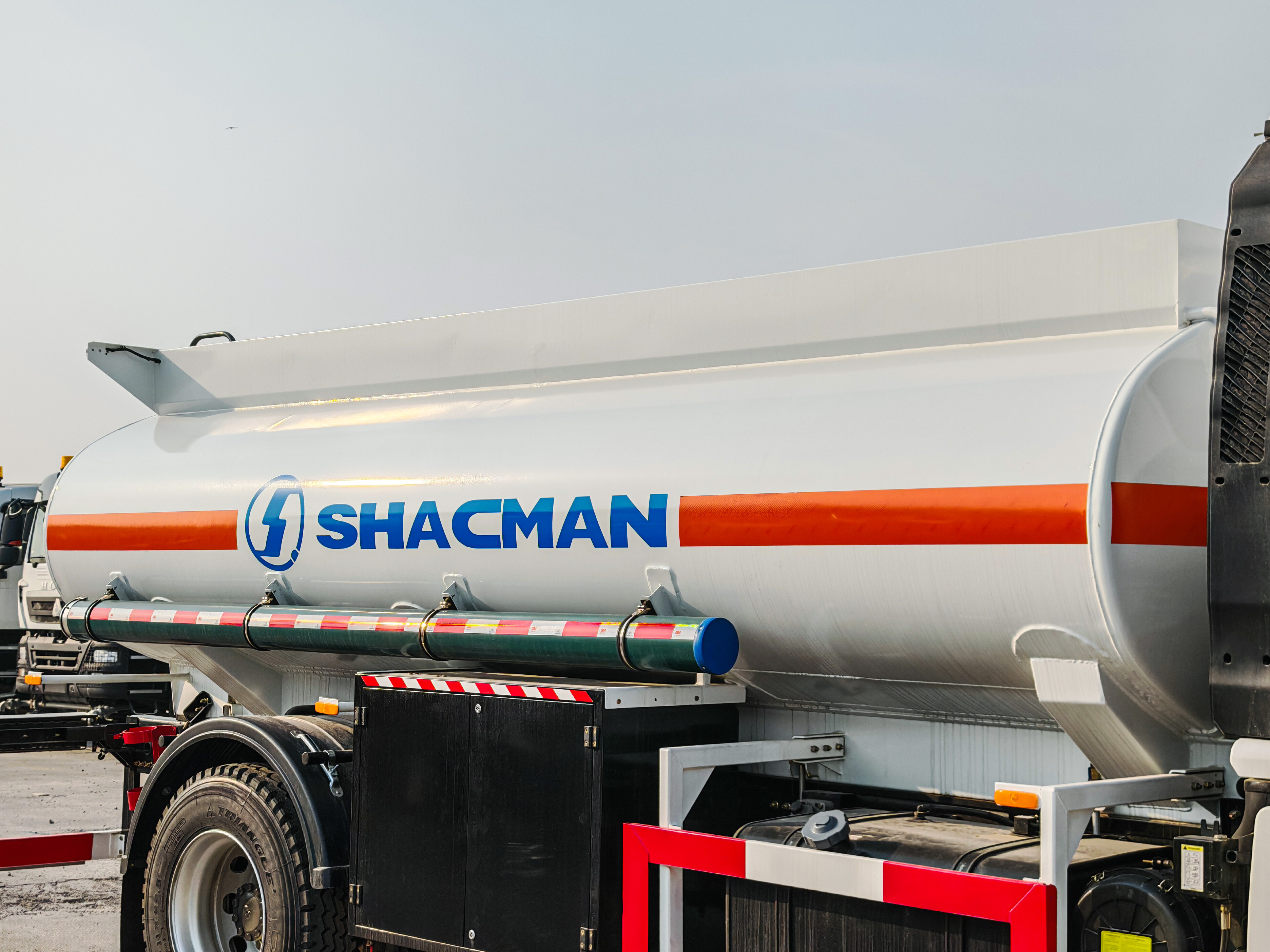 Comment le camion-citerne SHACMAN X3000 8×4 répond aux normes internationales de sécurité pour le transport de liquides