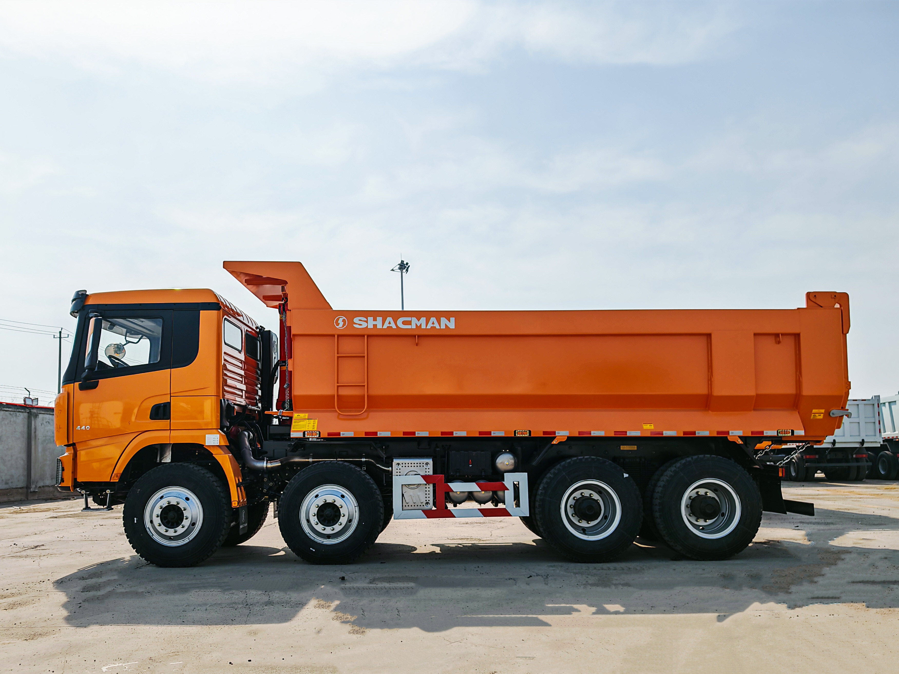 SHACMAN vs. camions bennes traditionnels : Lequel offre le meilleur retour sur investissement pour votre entreprise ?