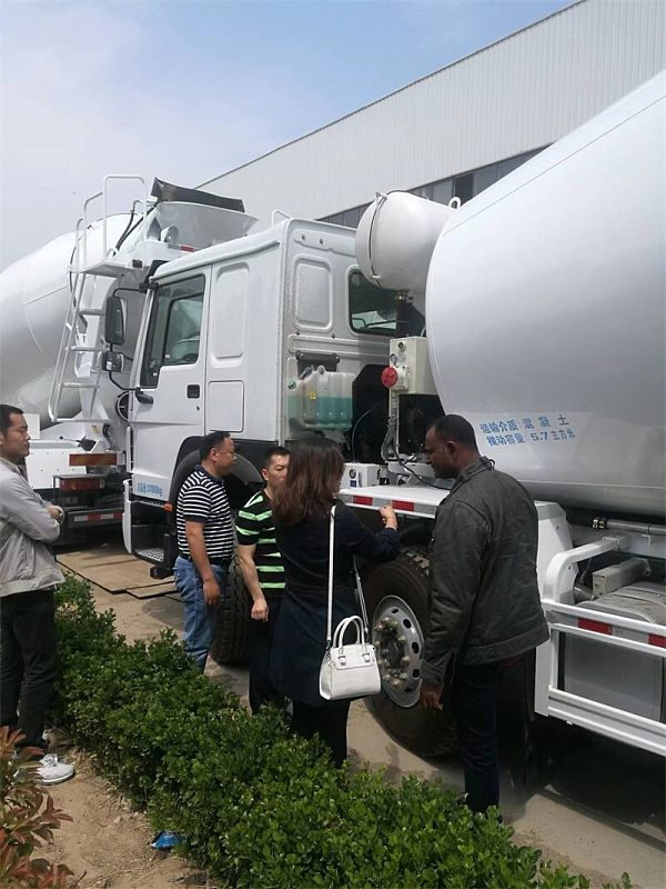 Un client indien vient commander un mélangeur SINOTRUCK.jpg