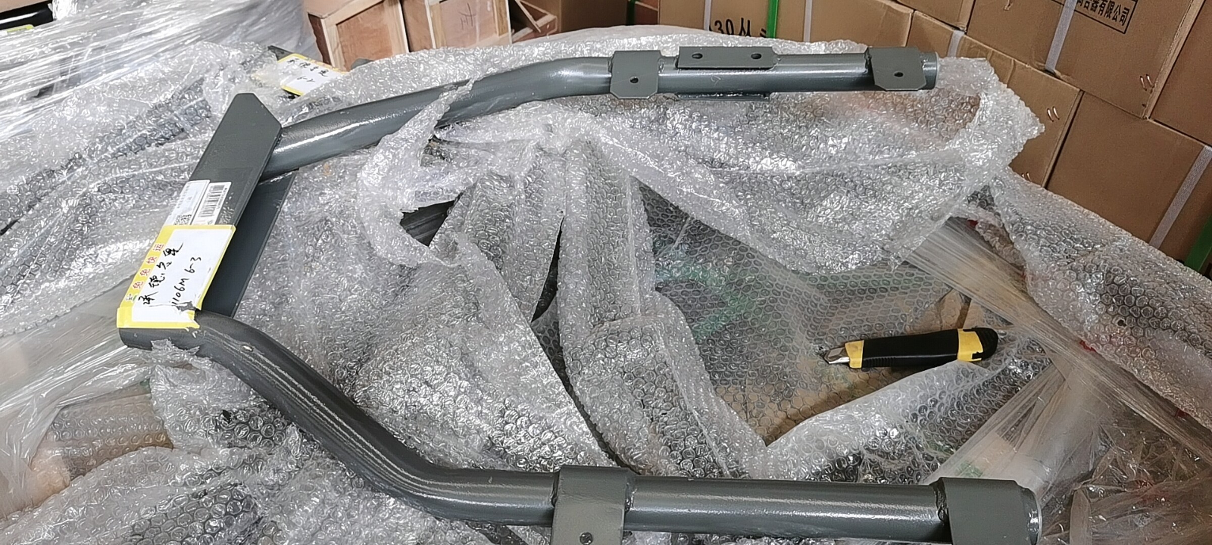 Support gauche de l'aile arrière de l'essieu avant