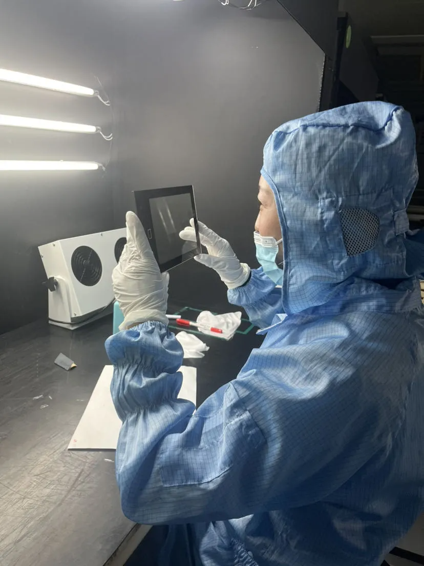 Cubierta de cristal resistente para el cristal de control del dispositivo en el coche