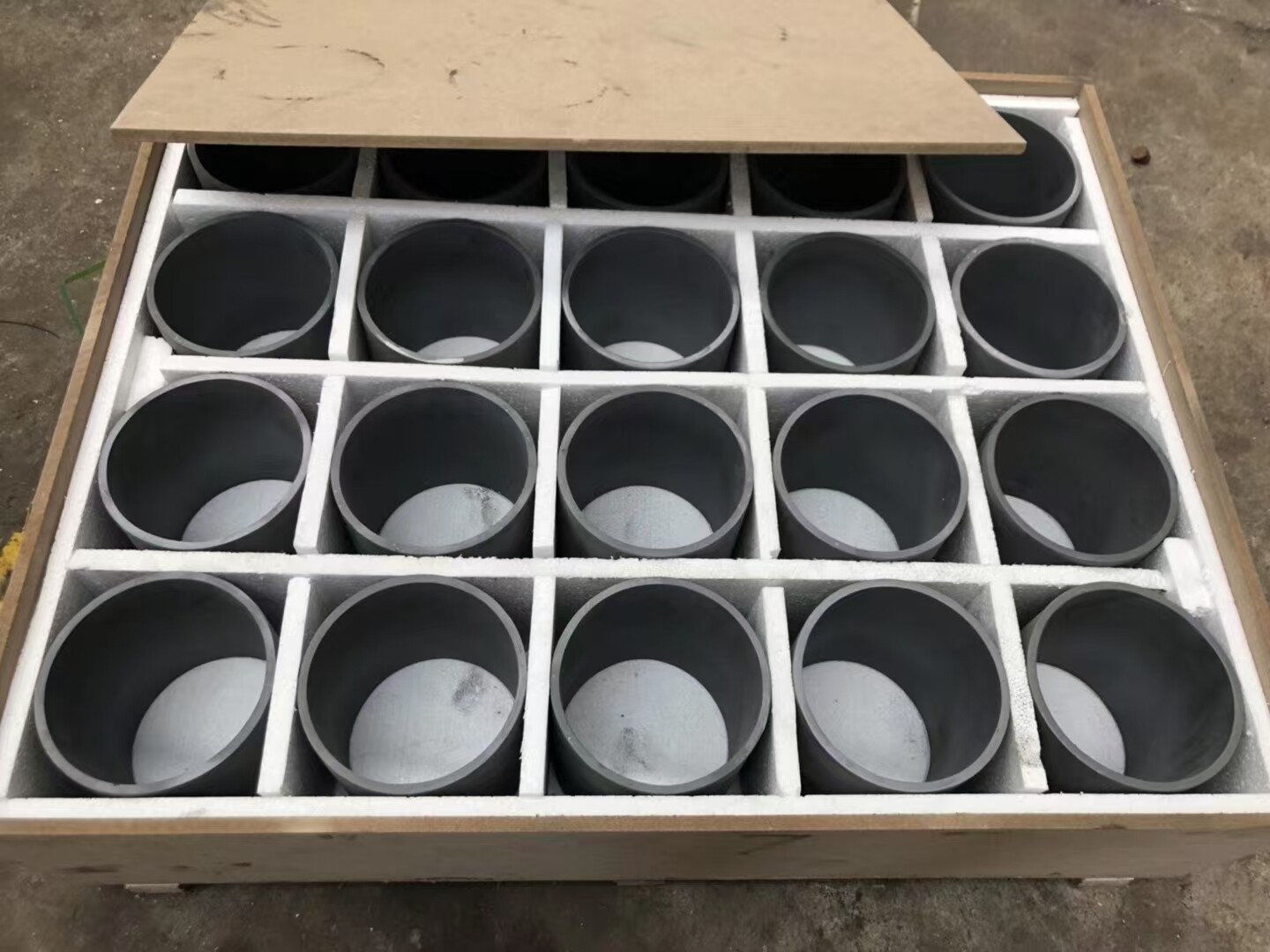 Silicon carbide grinding drum