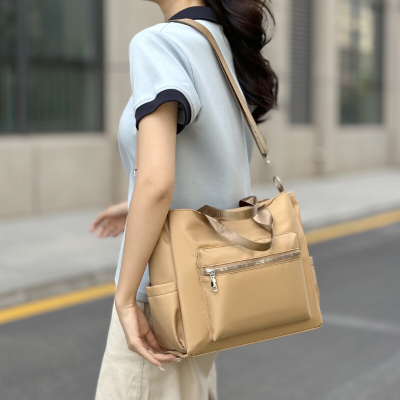 Large capacity leisure shoulder bag