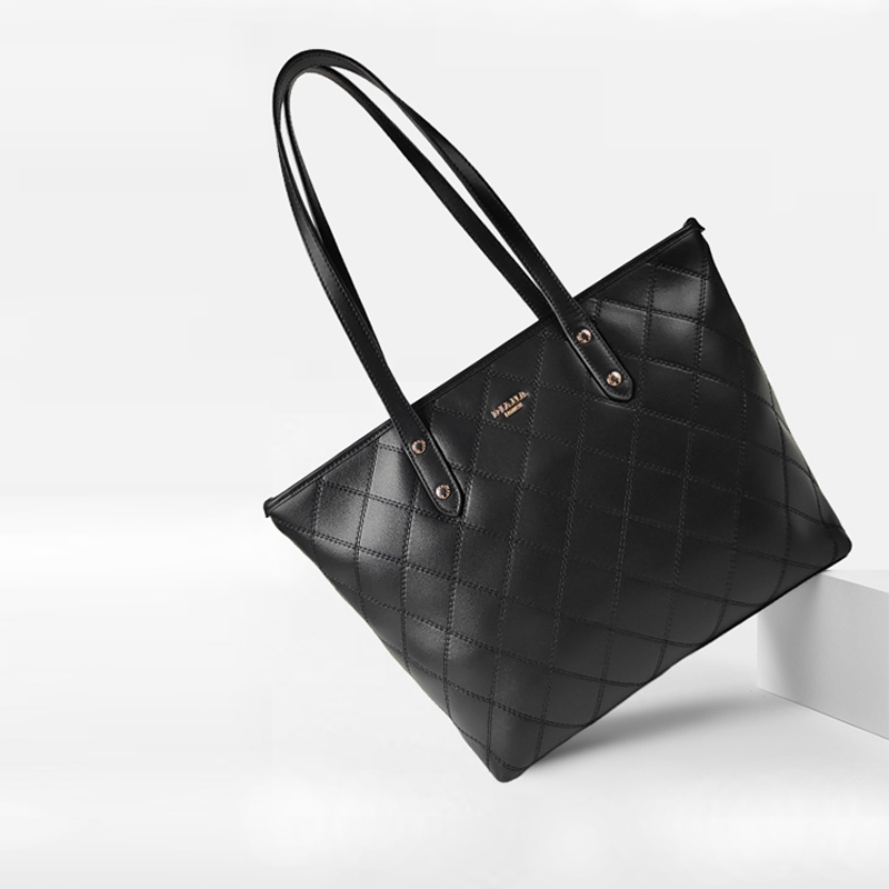 Classic Girl Lock handbag 2025 new style handbag messenger bag saddle bag