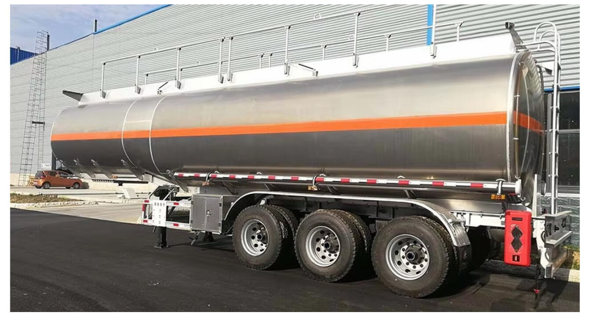 carbon steel fuel semi trailer (2).jpg