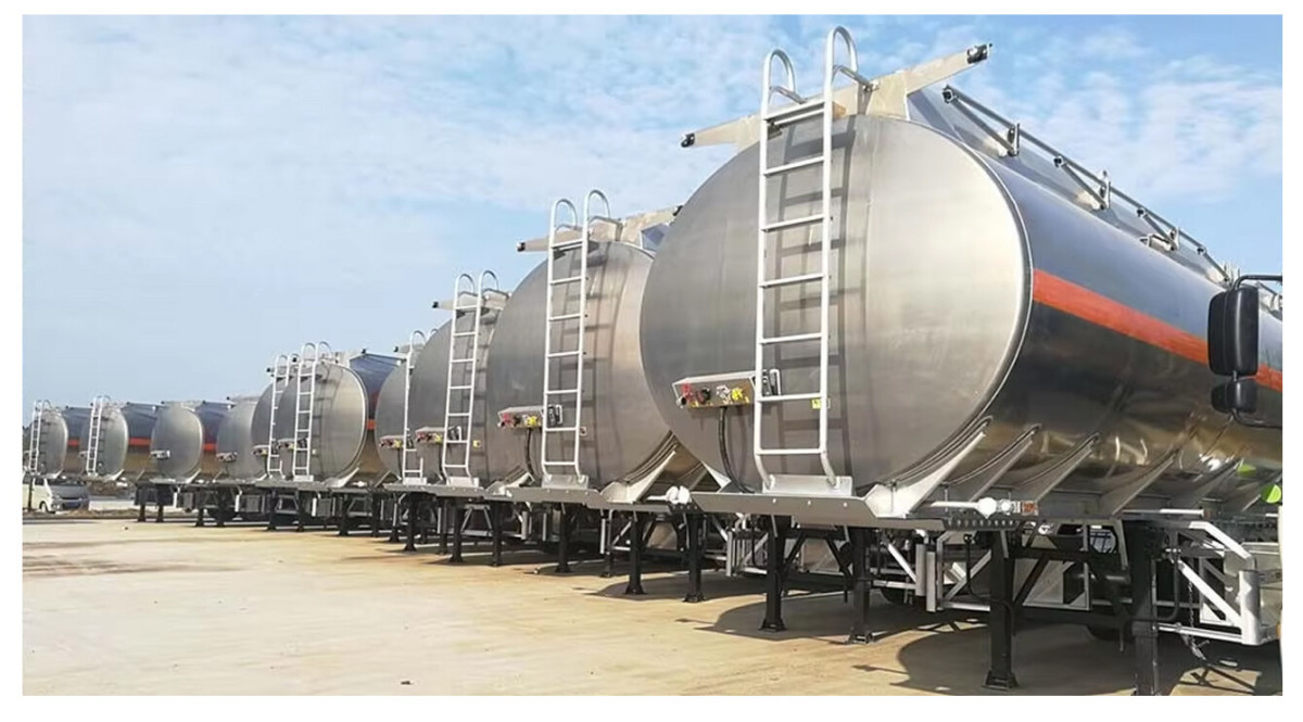 carbon steel fuel semi trailer (3).jpg