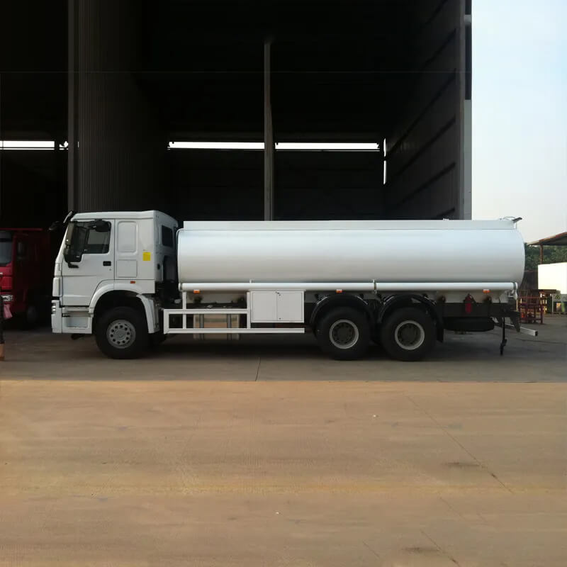 HOWO 10 Tyres 18000L Fuel Oil Tank Truck
