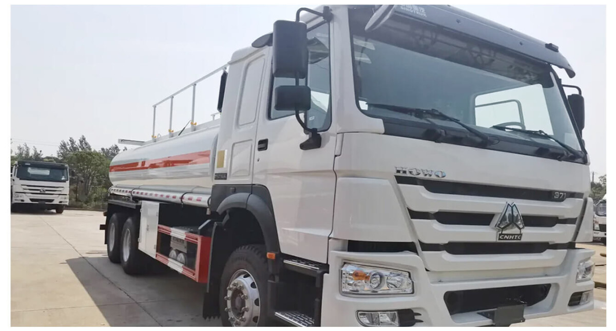 sinotruk howo fuel tanker truck (2).jpg