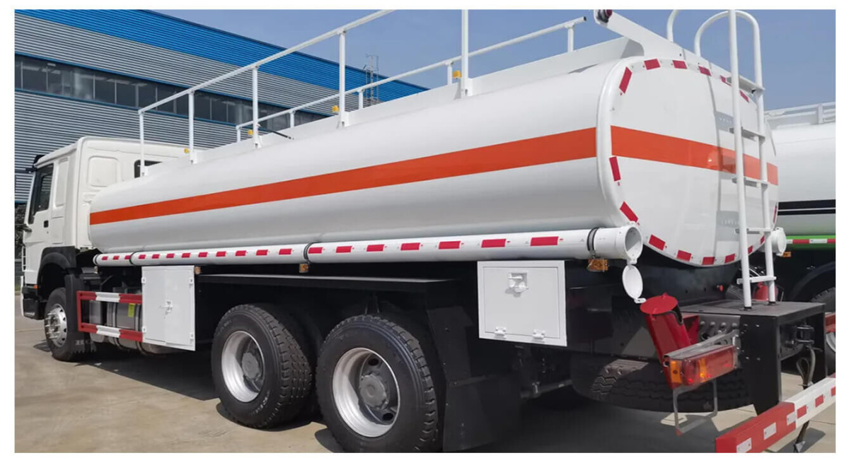 sinotruk howo fuel tanker truck (3).jpg