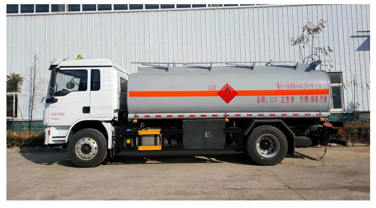 shacman fuel tanker truck (3).jpg shacman fuel tanker truck (3).jpg