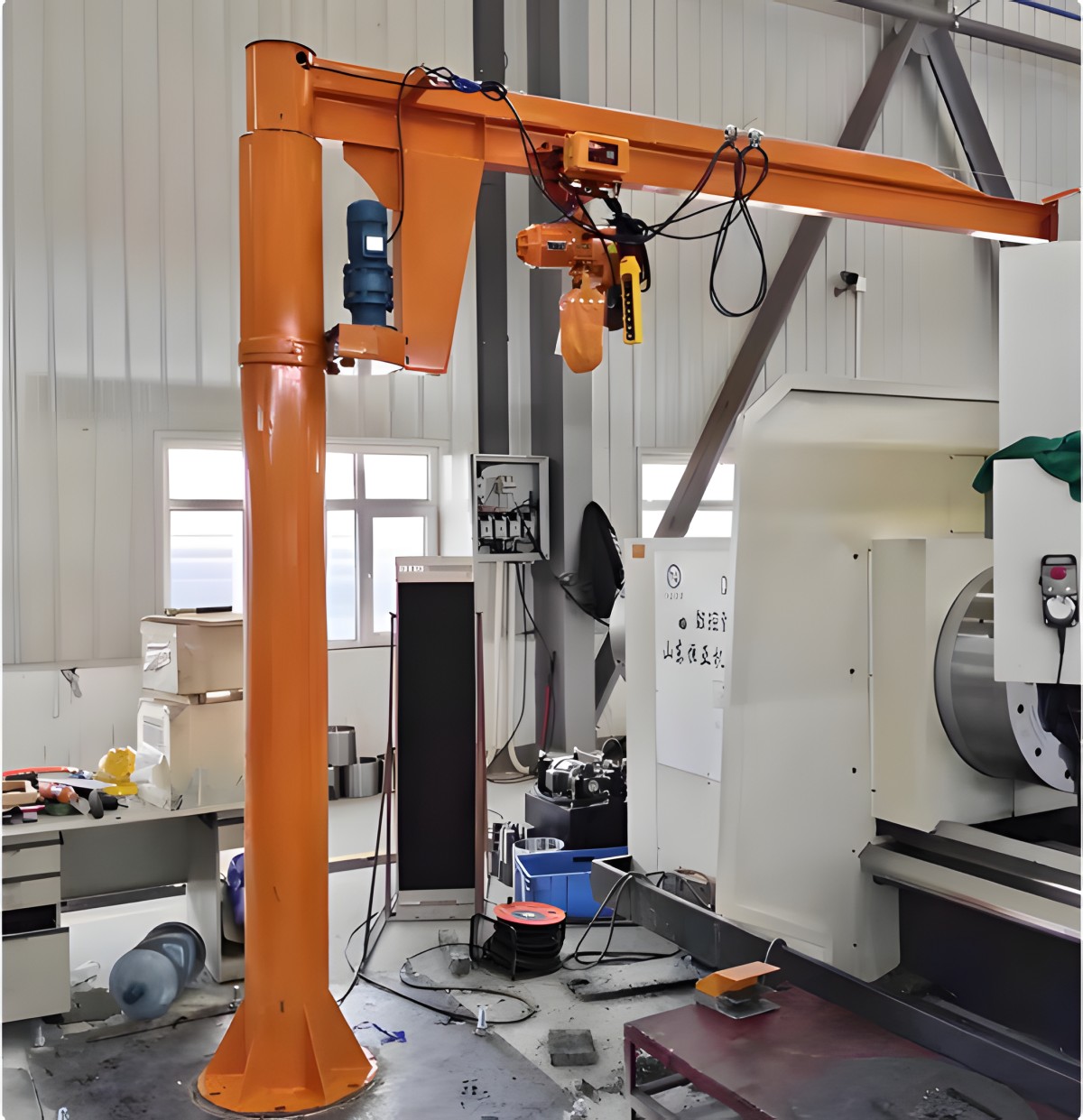 Column-mounted cantilever crane