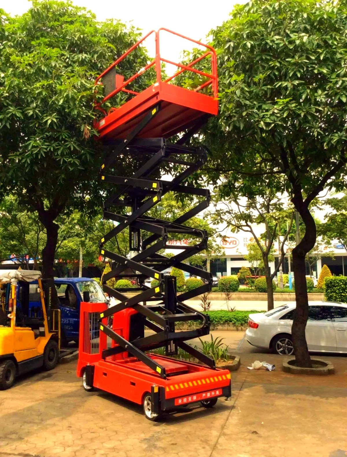 Scissor lift Factory direct supply electric self-propelled working height customizable vertical lifting equipped with safety protection devices scissor lift