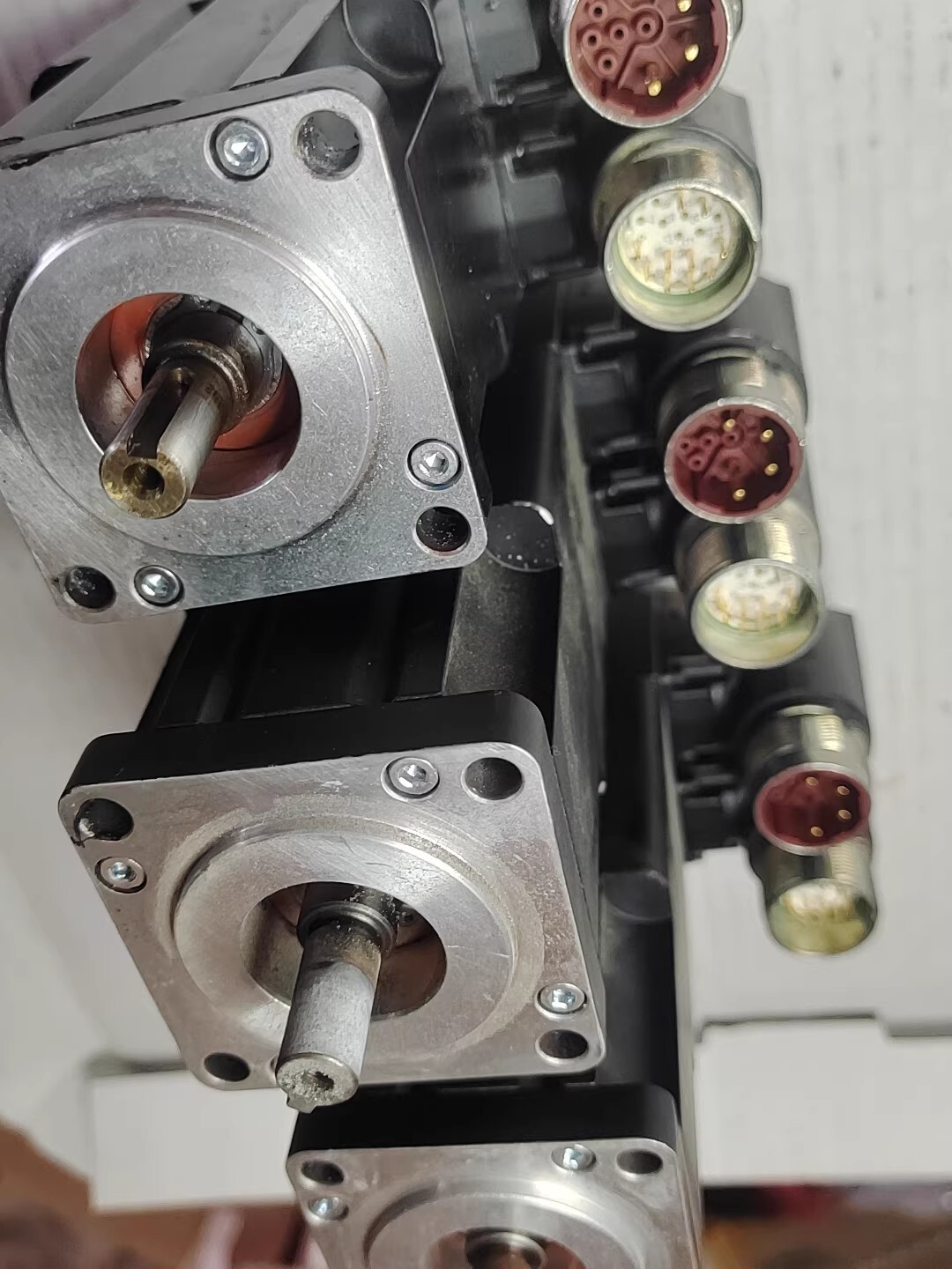 MPL-A1520U-EJ72AA	10997.34 RMB Allen-Bradley SFrequency Converter Brand New and Genuine inverter test OK Fast Shipping