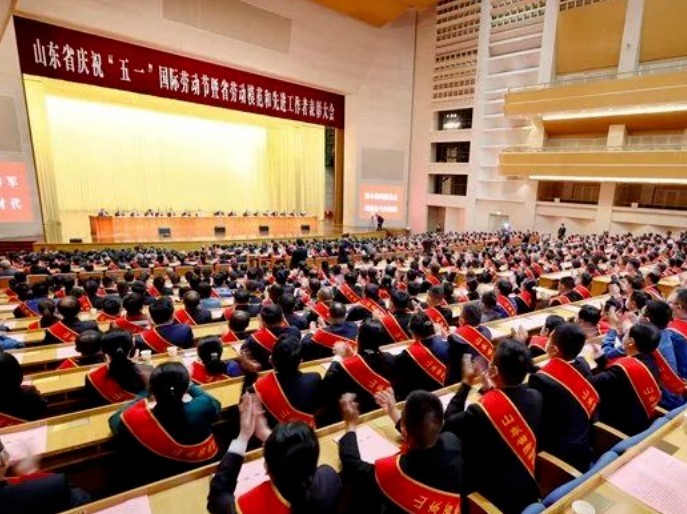 姚忠修董事长荣获“山东省劳动模范”荣誉称号.png 姚忠修董事长荣获“山东省劳动模范”荣誉称号.png