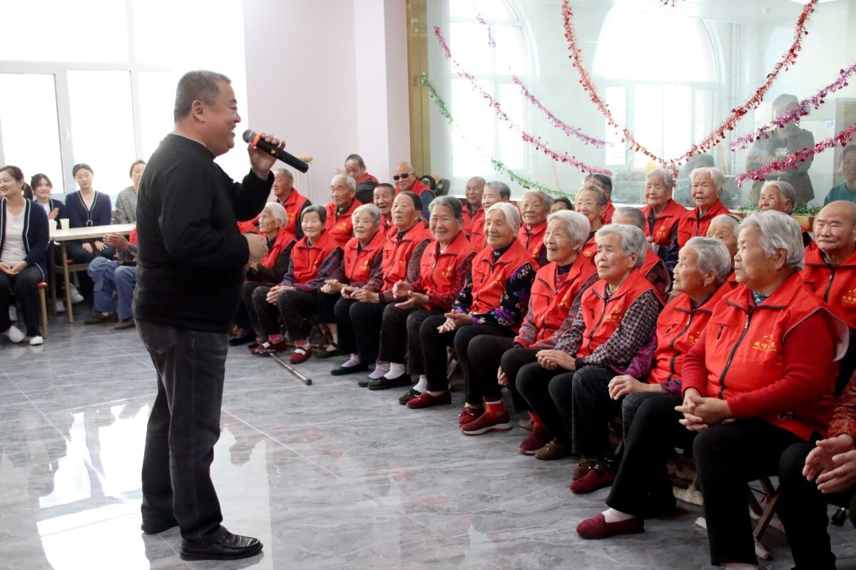 和老人互动唱歌.jpg 和老人互动唱歌.jpg