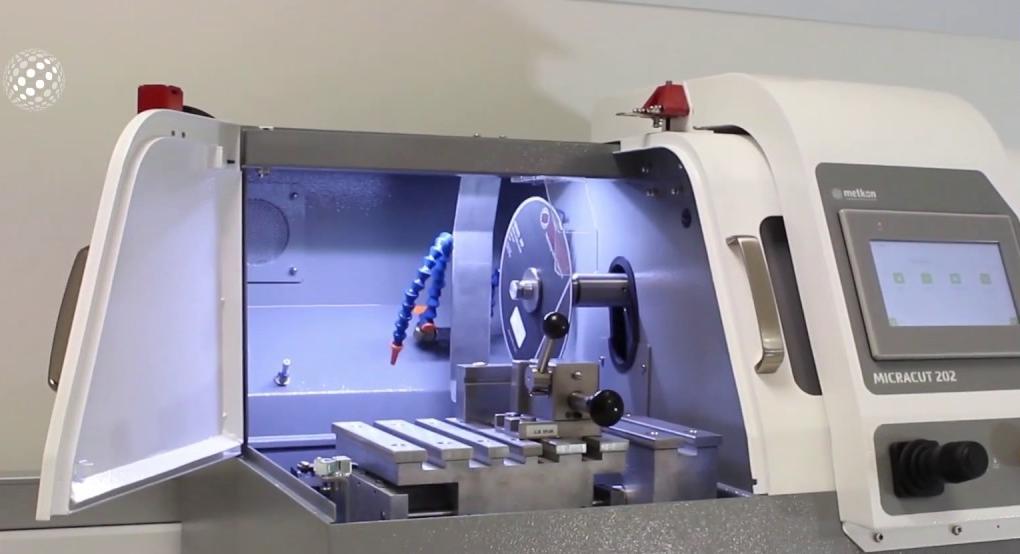 Was ist eine metallografische Schneidmaschine?