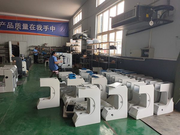 布氏硬度计装配车间.jpg