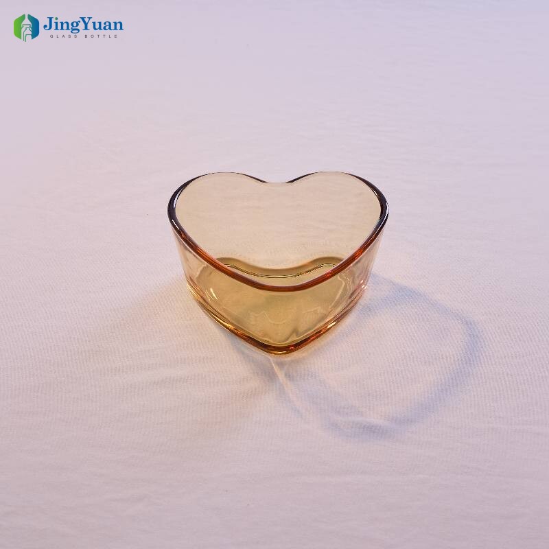 Borosilicate glass heart-shaped bowl