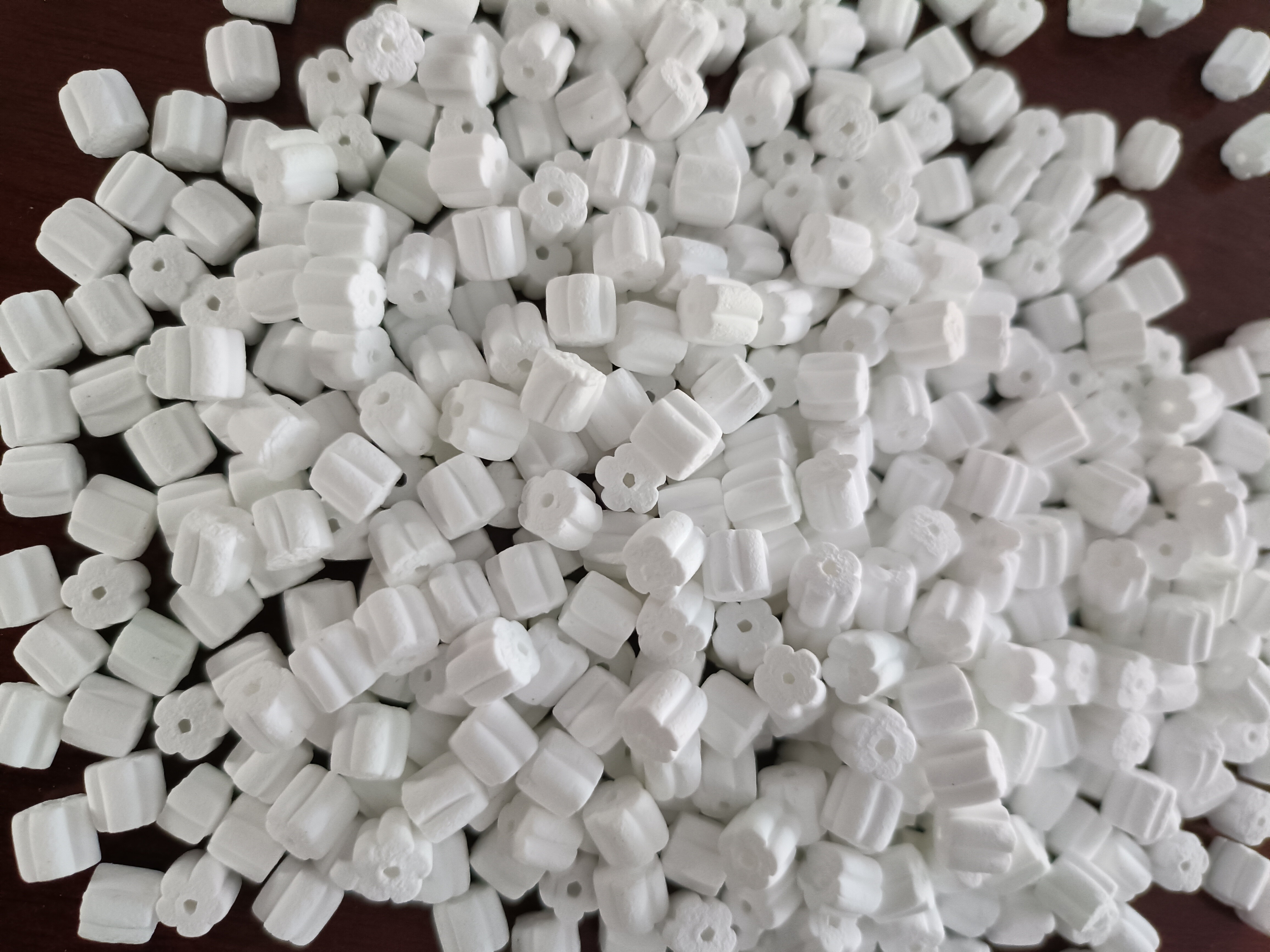 Five toothed spherical catalyst carrier 