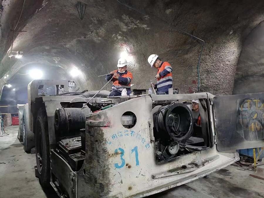 Automatic fire suppression system for underground vehicles