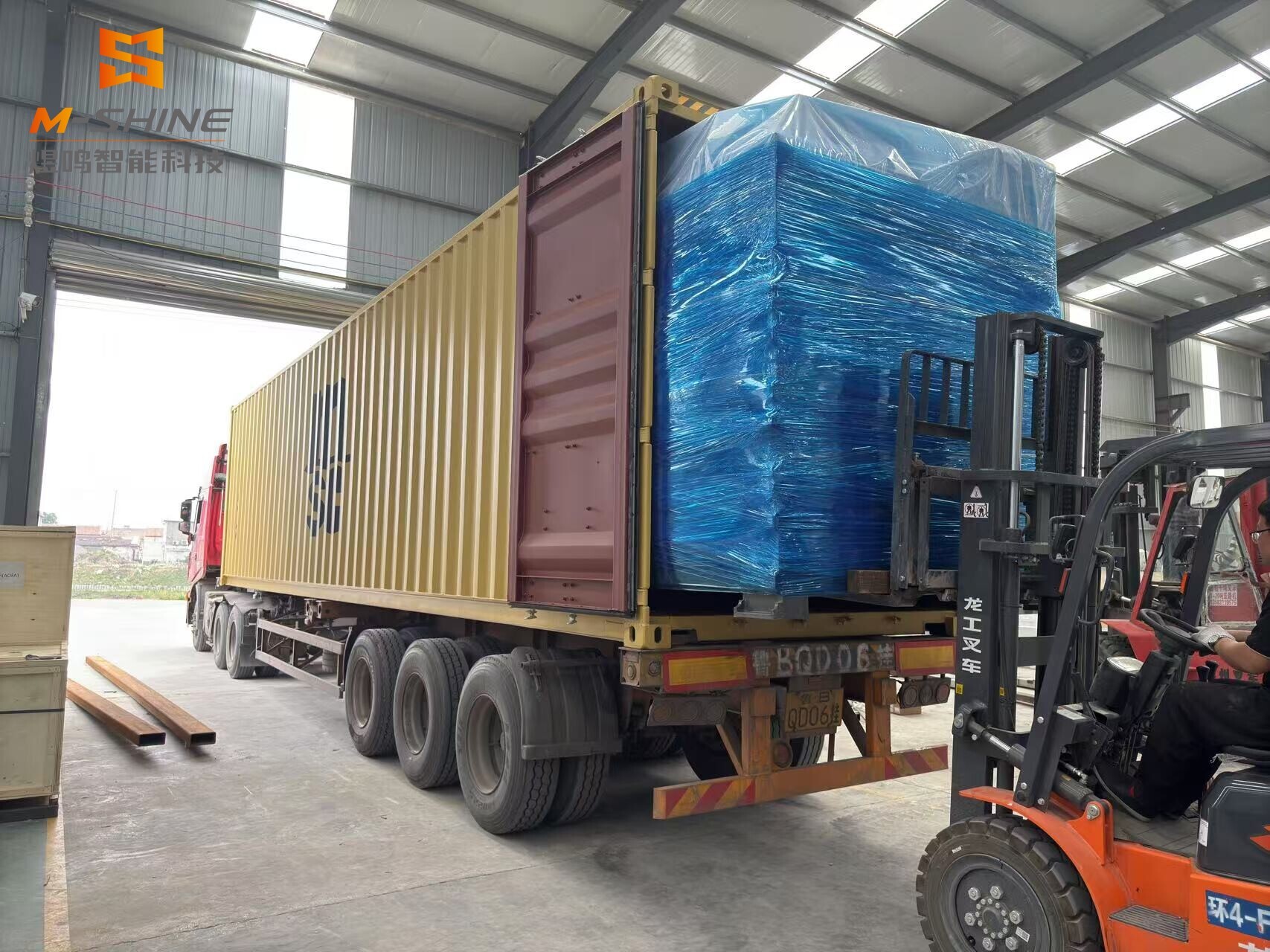 JINAN M-SHINE successfully shipped two 2130 automatic labeling furniture production lines, wood CNC router ATC to Italy