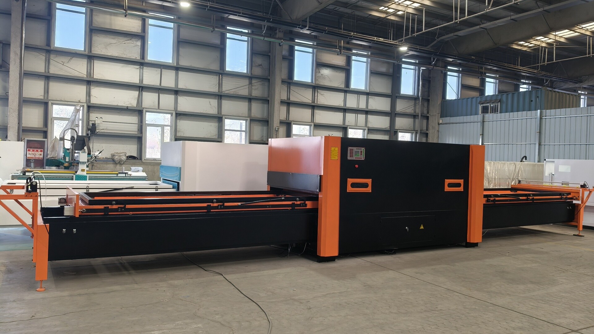 Vacuum laminating machine