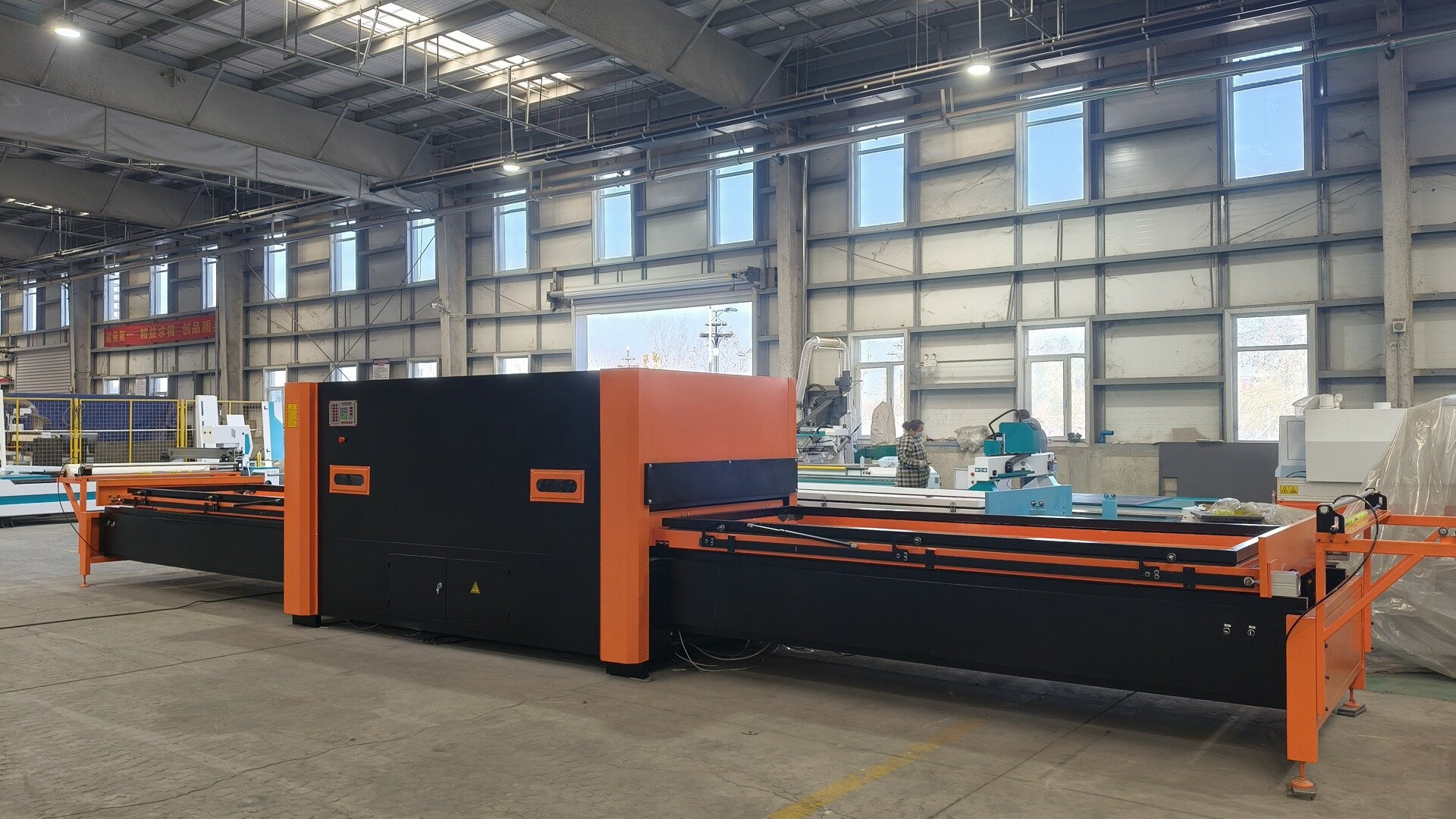 Vacuum laminating machine