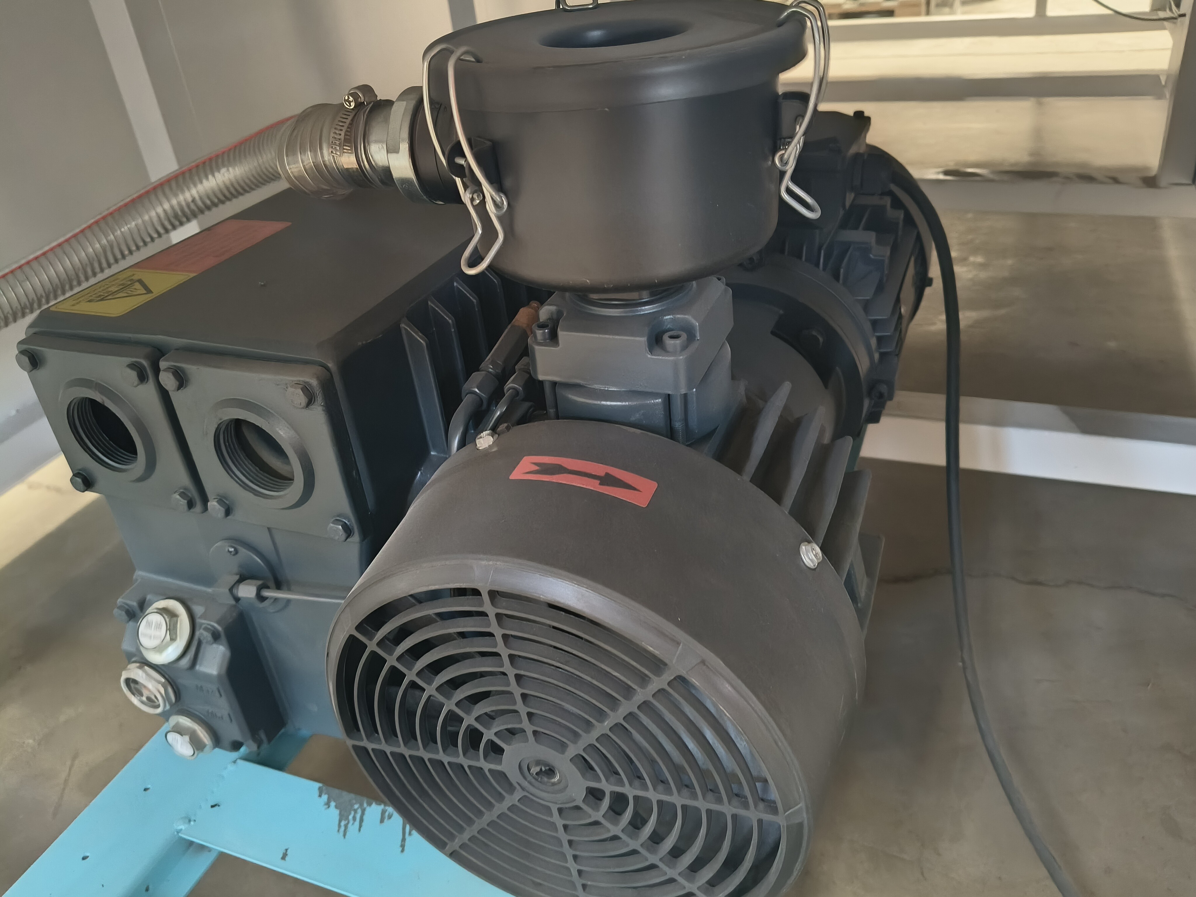 Vacuum laminating machine