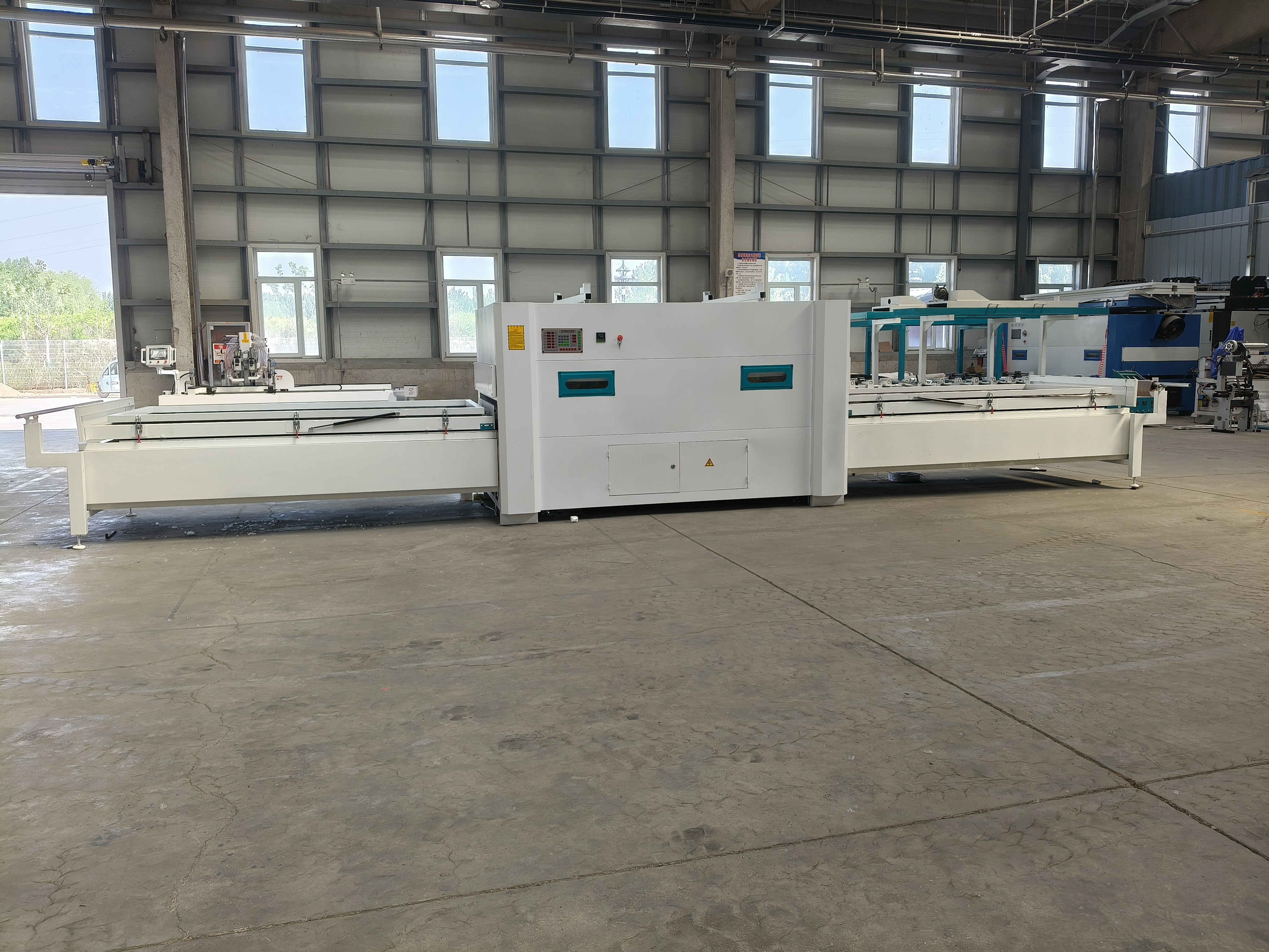 Vacuum laminating machine