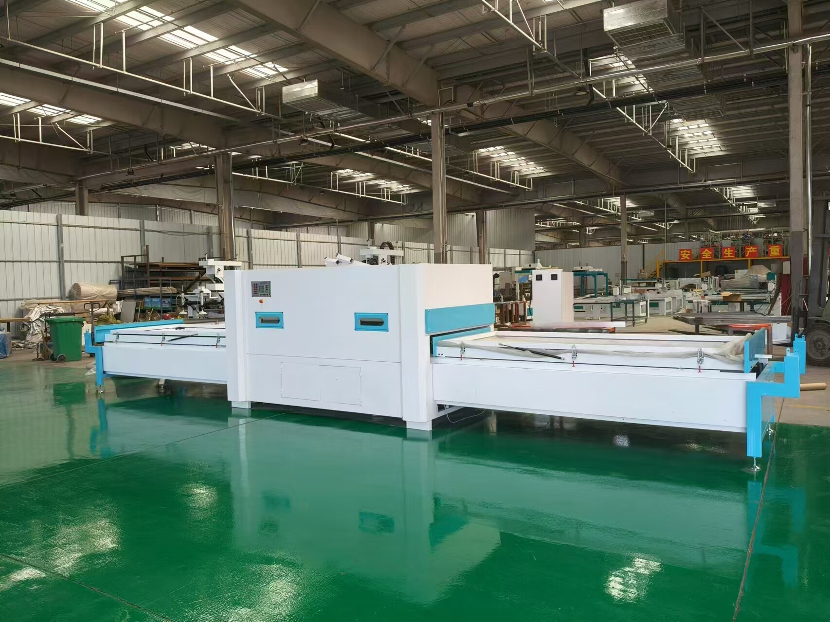 Vacuum laminating machine