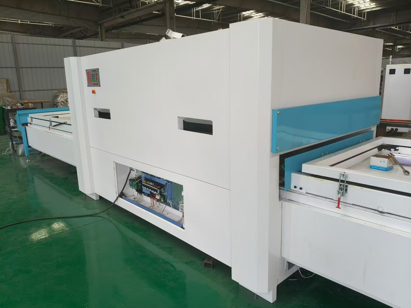 Vacuum laminating machine