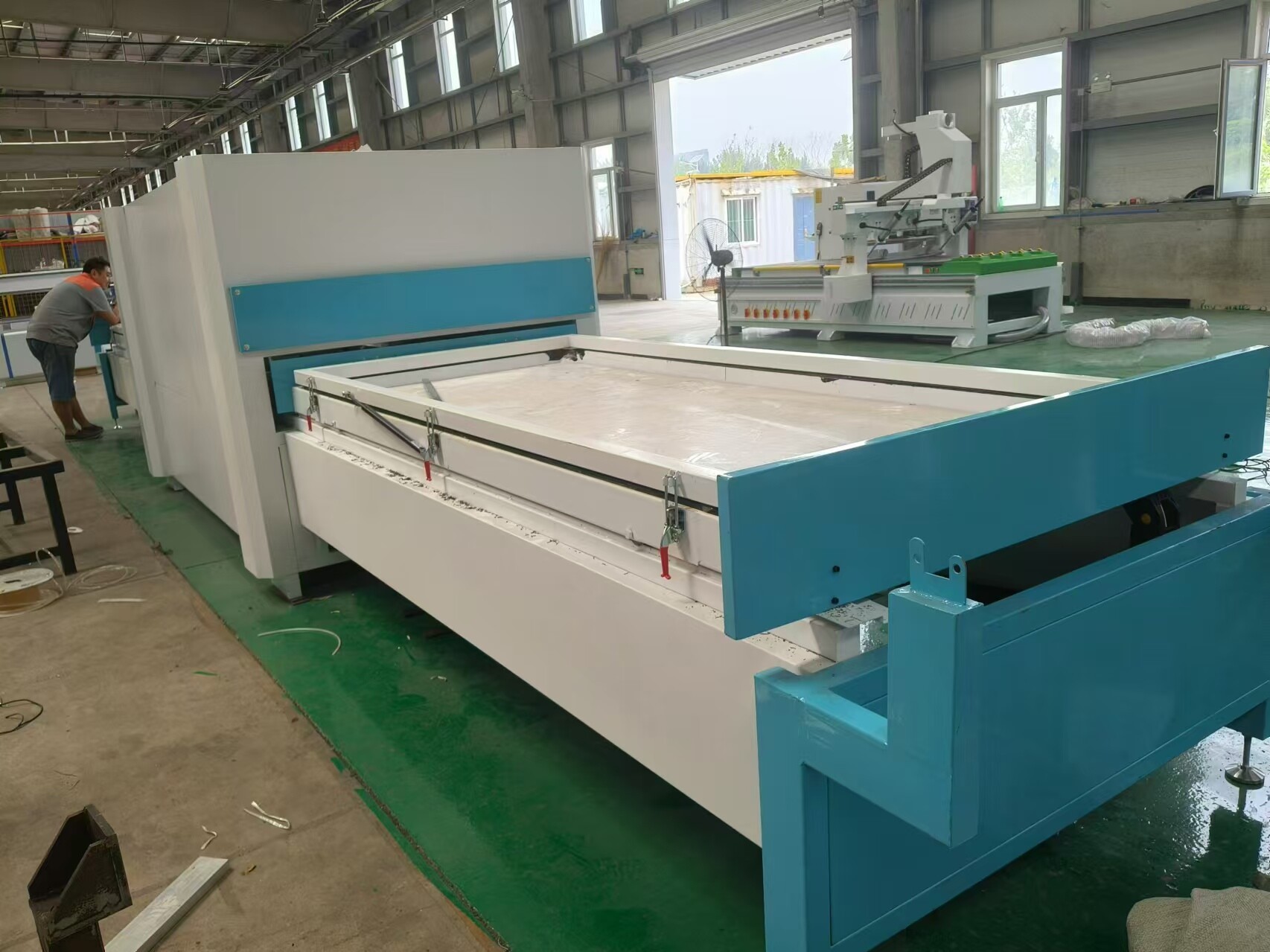Vacuum laminating machine