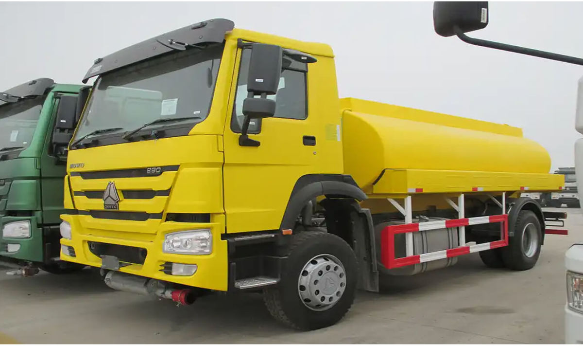 sinotruk howo fuel oil tank trucks (2).jpg