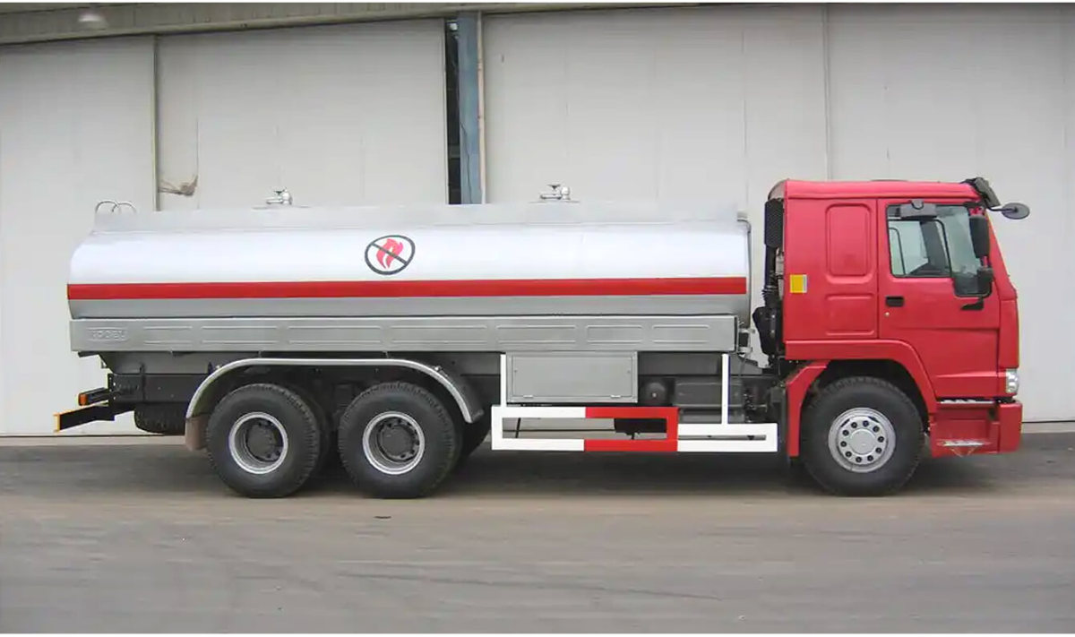 sinotruk howo fuel tanker truck (2).jpg sinotruk howo fuel tanker truck (2).jpg