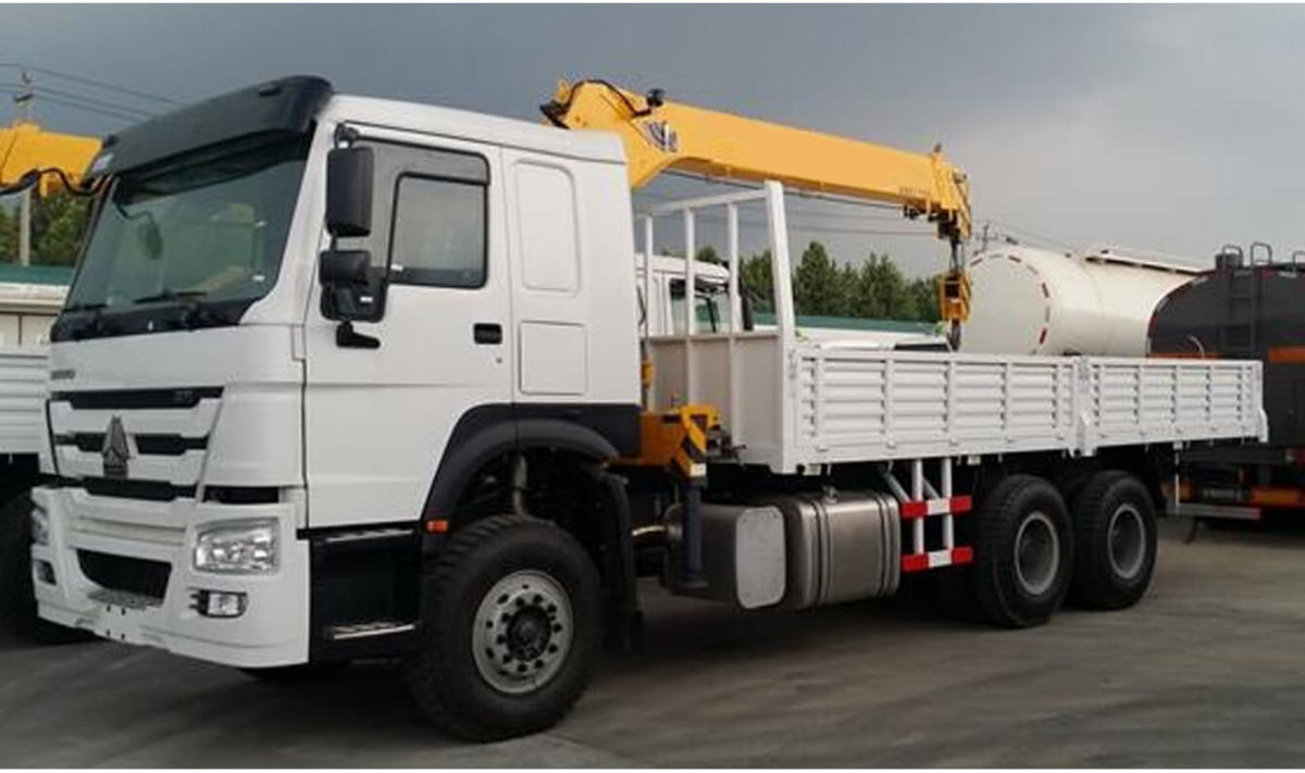 howo mounted crane truck (2).jpg