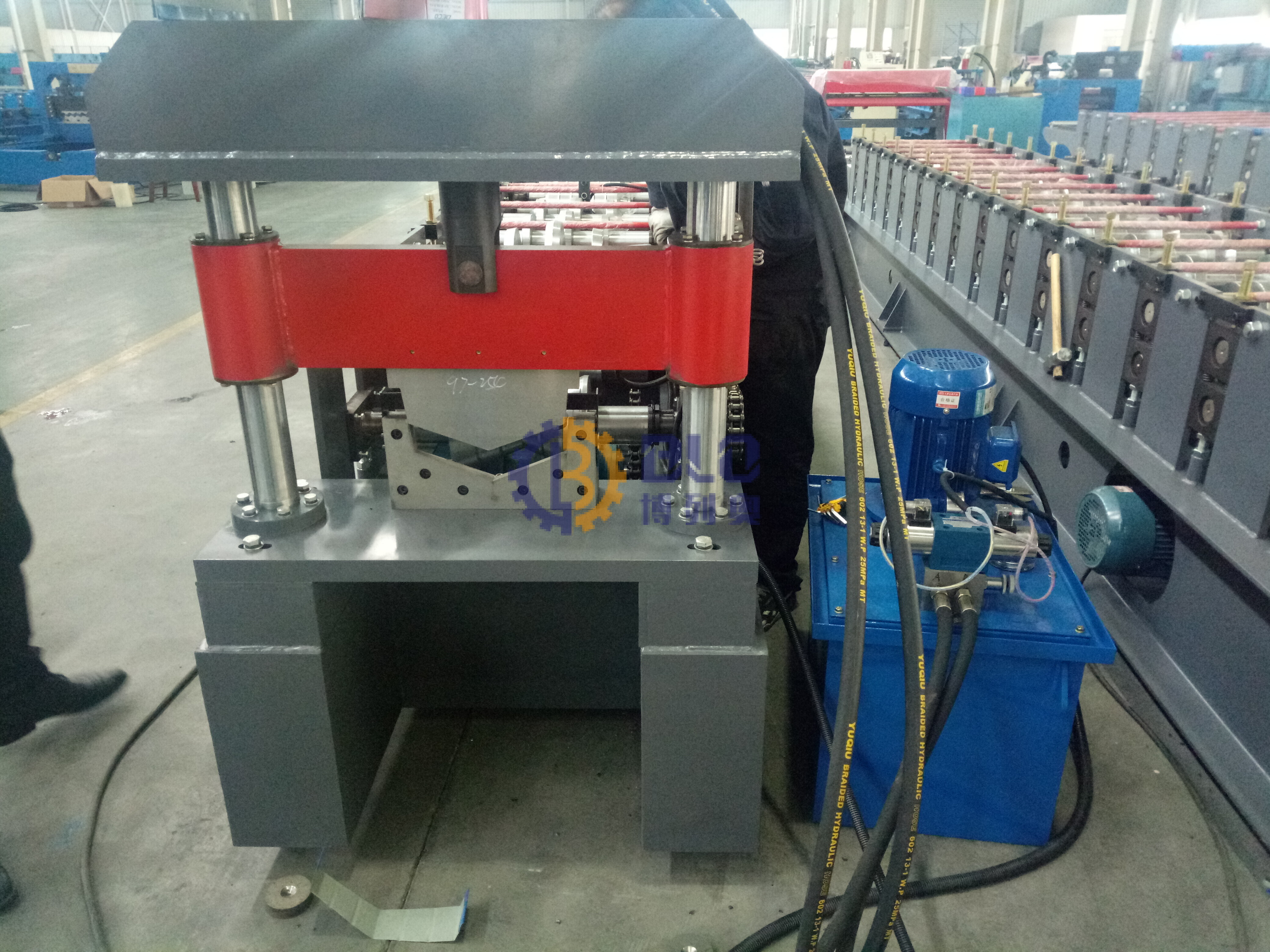 What is a ridge cap roll forming machine? 