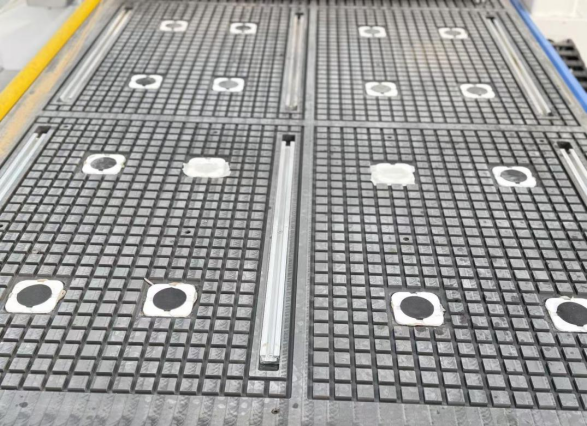 Cómo instalar un aspirador para resolver mejor el problema del serrín y el polvo de las fresadoras CNC anidadas ATC para trabajar la madera