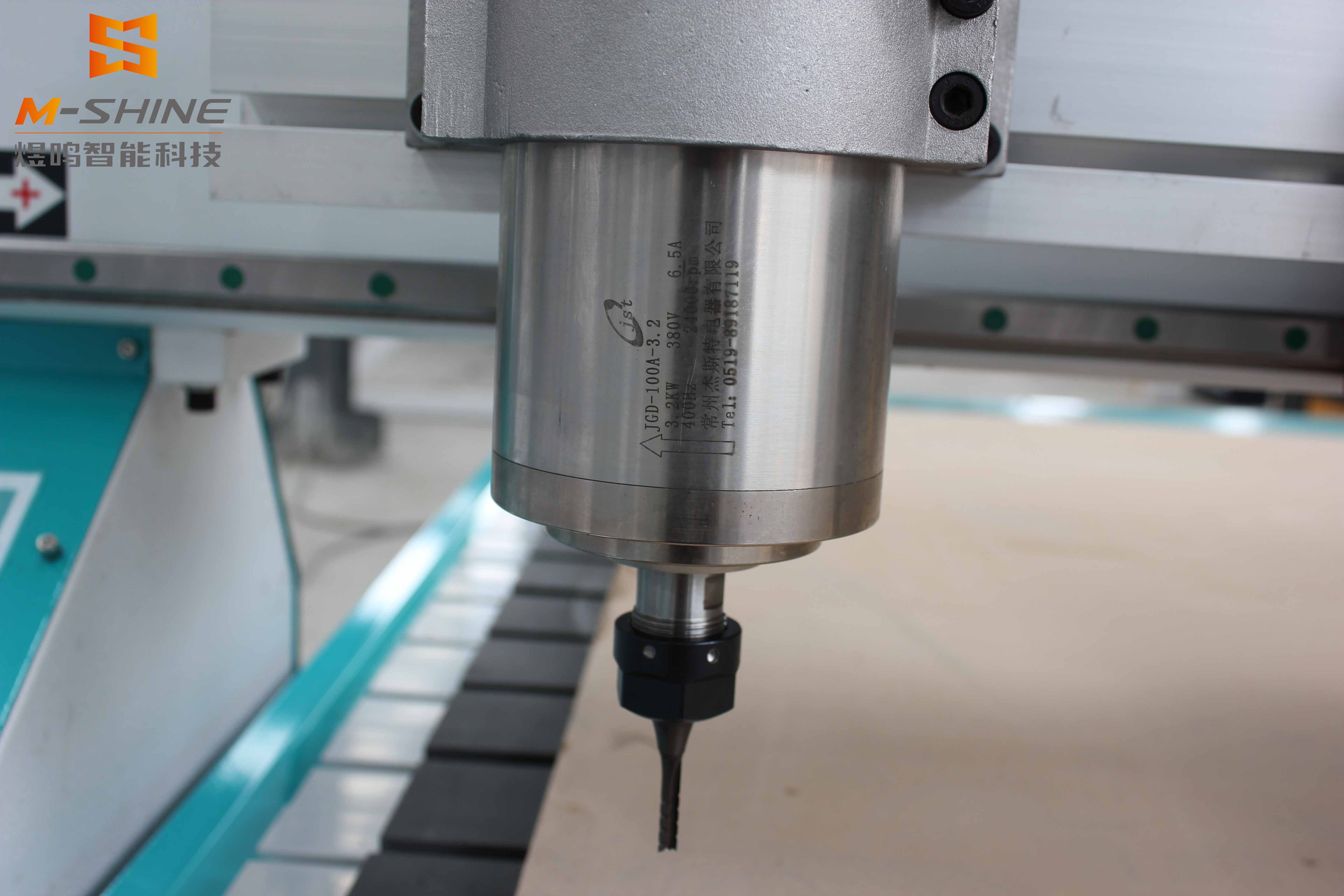 Comprensión multiángulo de los dos métodos diferentes de disipación de calor de la fresadora CNC para madera: refrigeración por aire y refrigeración por agua.