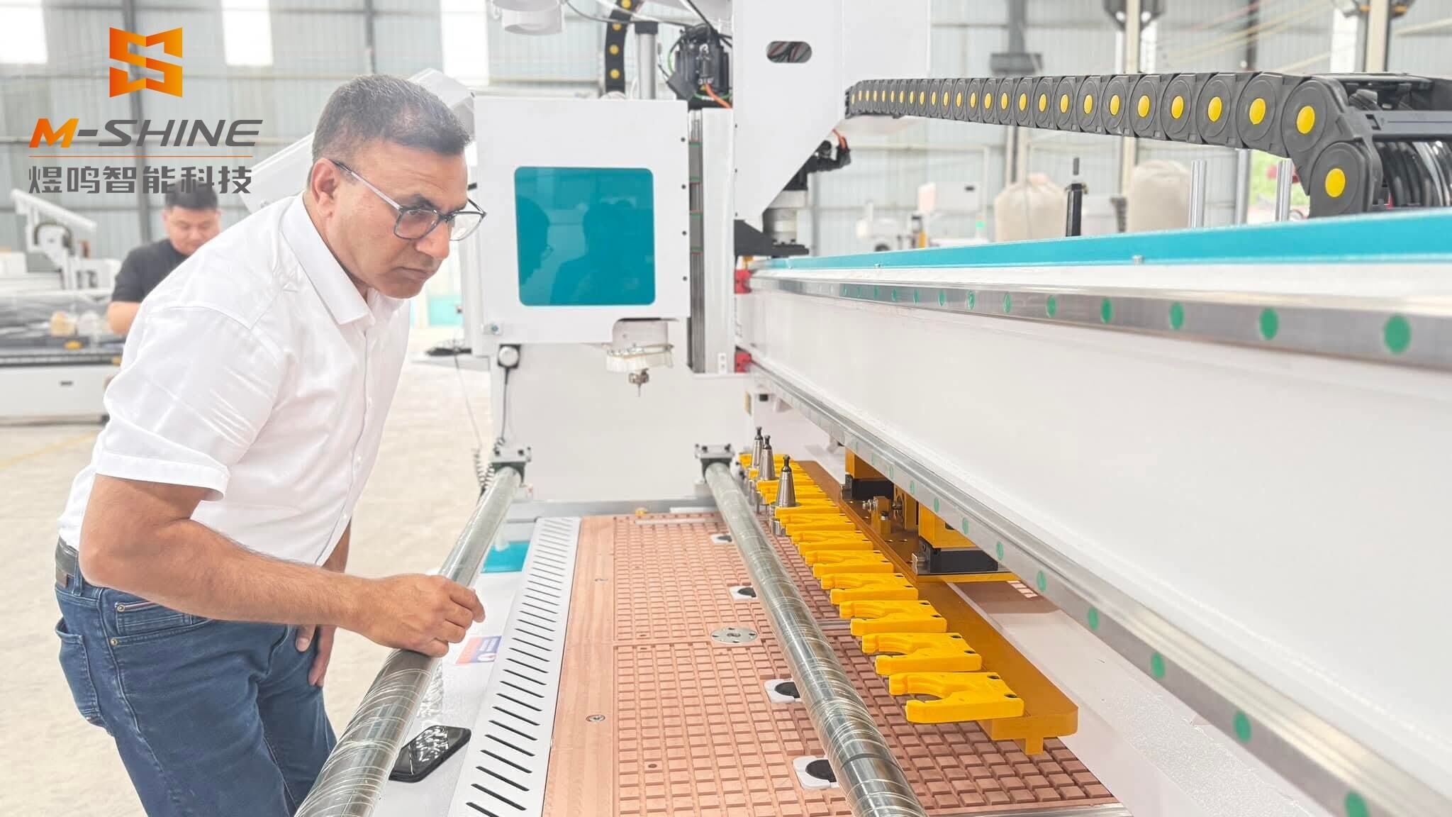 Inspección in situ del cliente británico de JINAN M-SHINE, firma de un acuerdo de cooperación---fresadora cnc de anidamiento