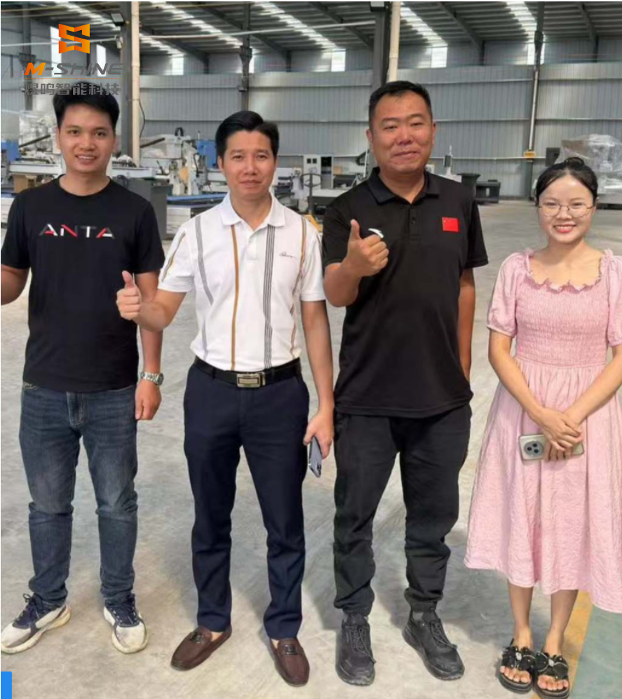 Los clientes filipinos no temen el calor abrasador y vienen a la fábrica para inspeccionar, pedir tres máquinas CNC Nesting