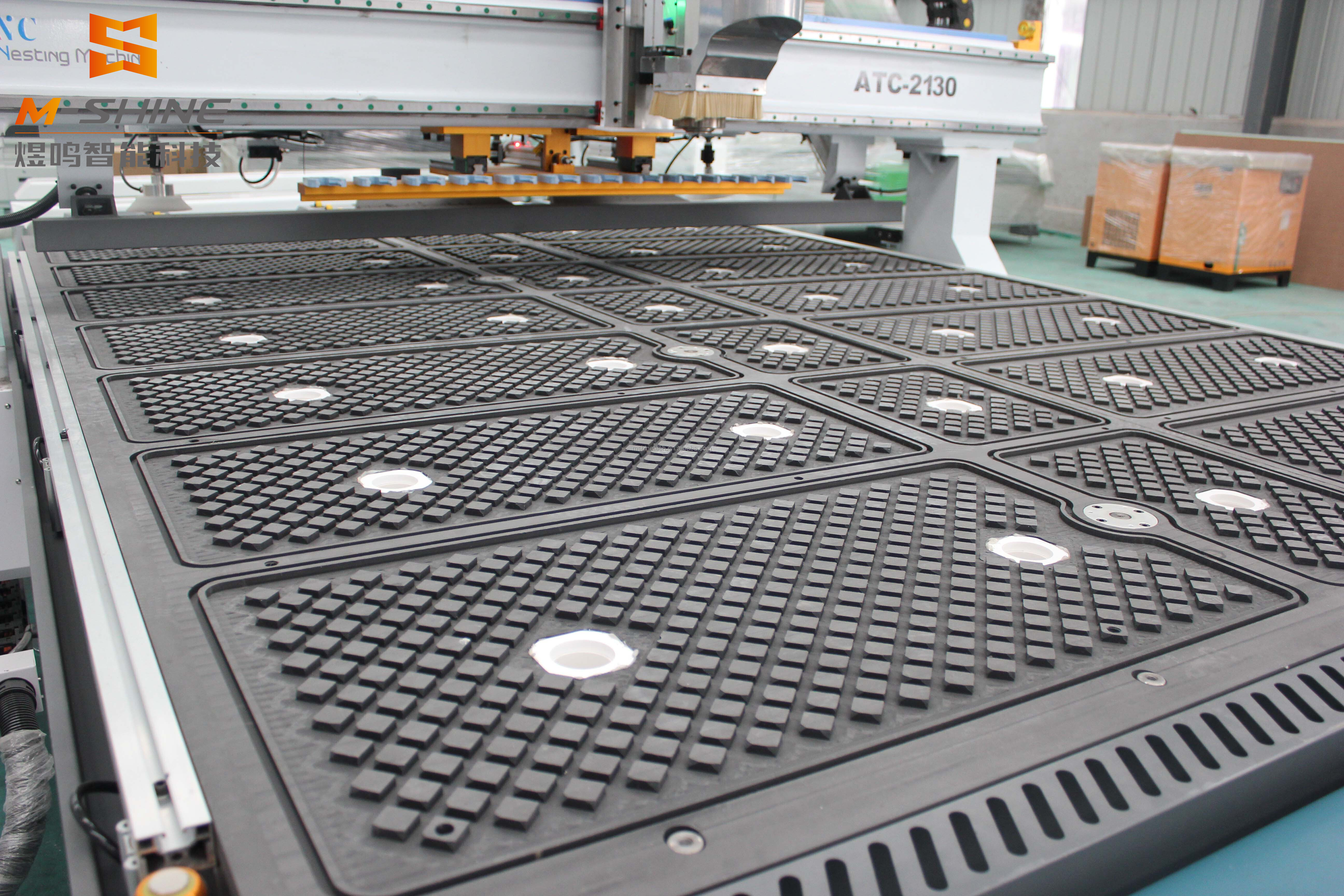 Como limpar eficazmente a mesa de trabalho de uma máquina de corte para trabalhar madeira