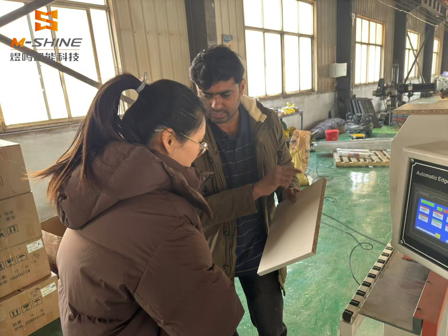 Os clientes indianos vêm à M-SHINE para inspecionar as fresadoras CNC