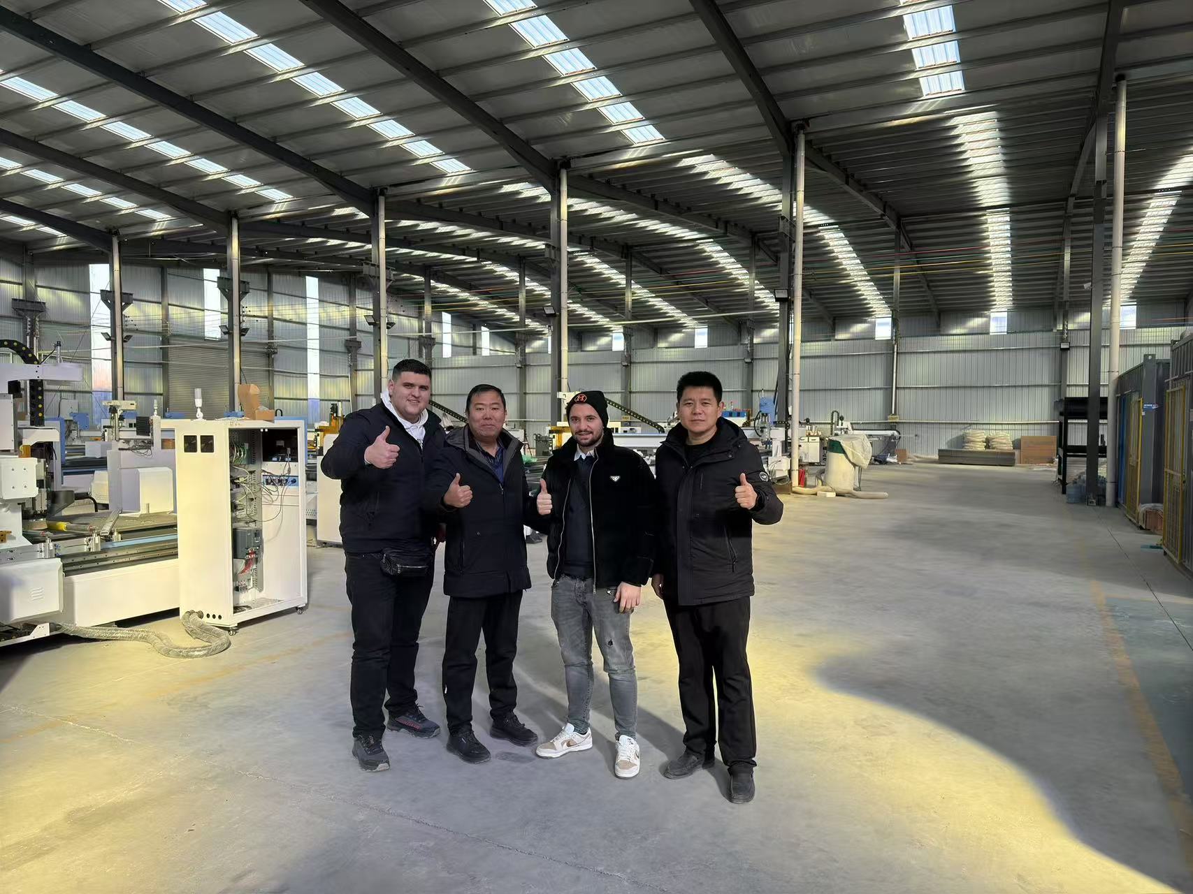 Linha de produção de móveis selecionada pelo cliente italiano, máquina de colagem de bordas de alta precisão + furadeira inteligente de seis lados