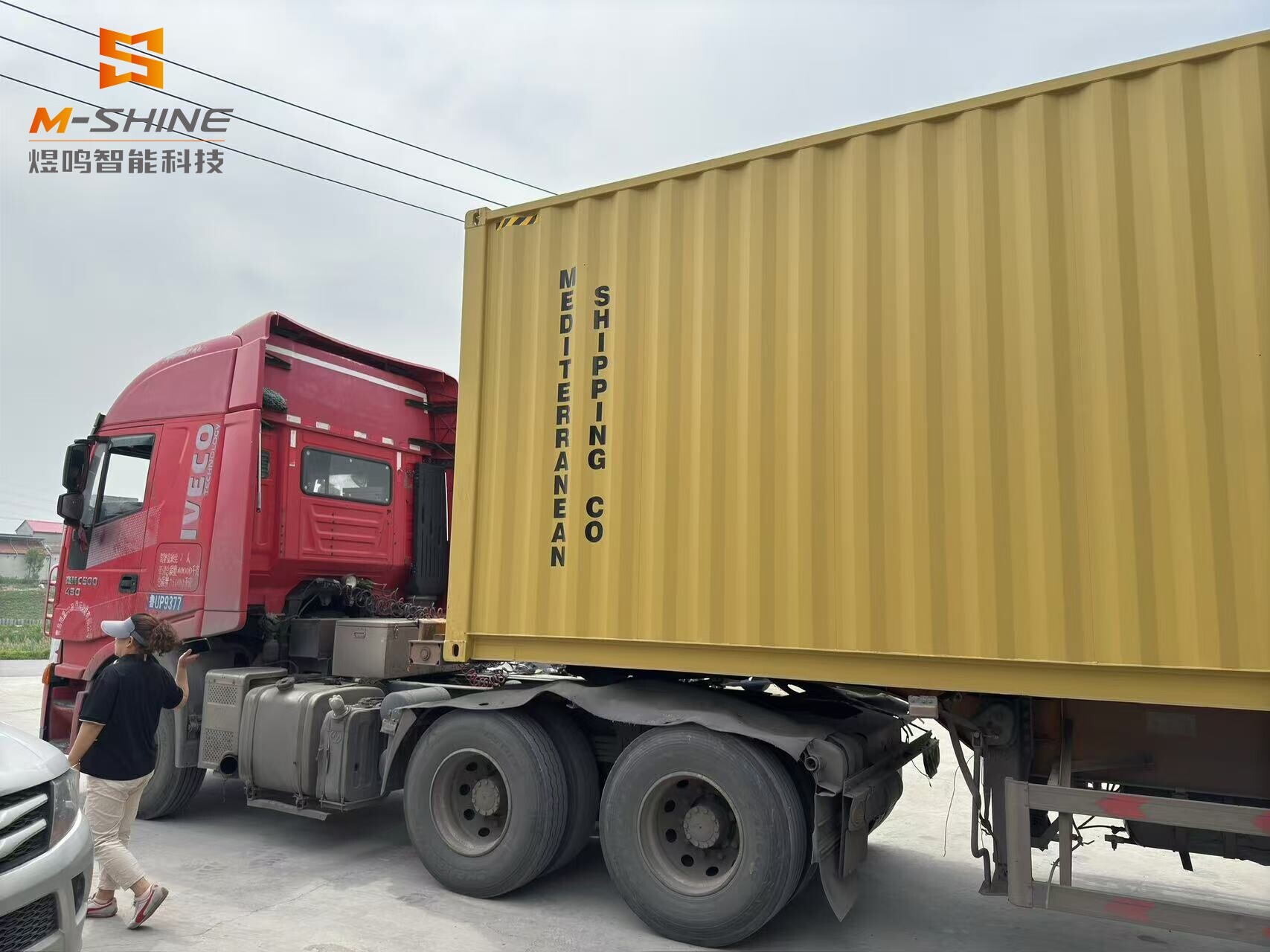 Duas fresadoras CNC para madeira 2130 de alto desempenho e linhas de produção de mobiliário com etiquetagem ATC partem para Itália