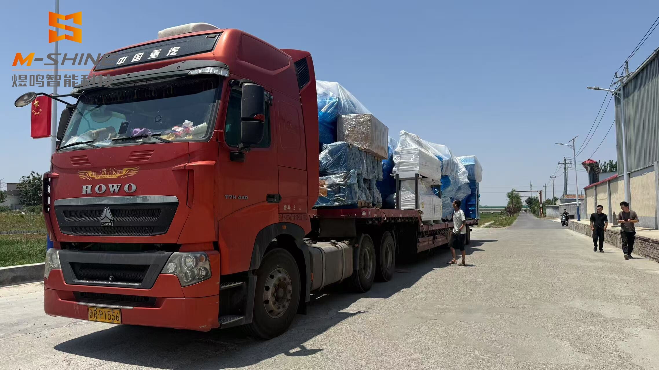 Uma grande quantidade de equipamento de trabalho da madeira é carregada e enviada para a Rússia