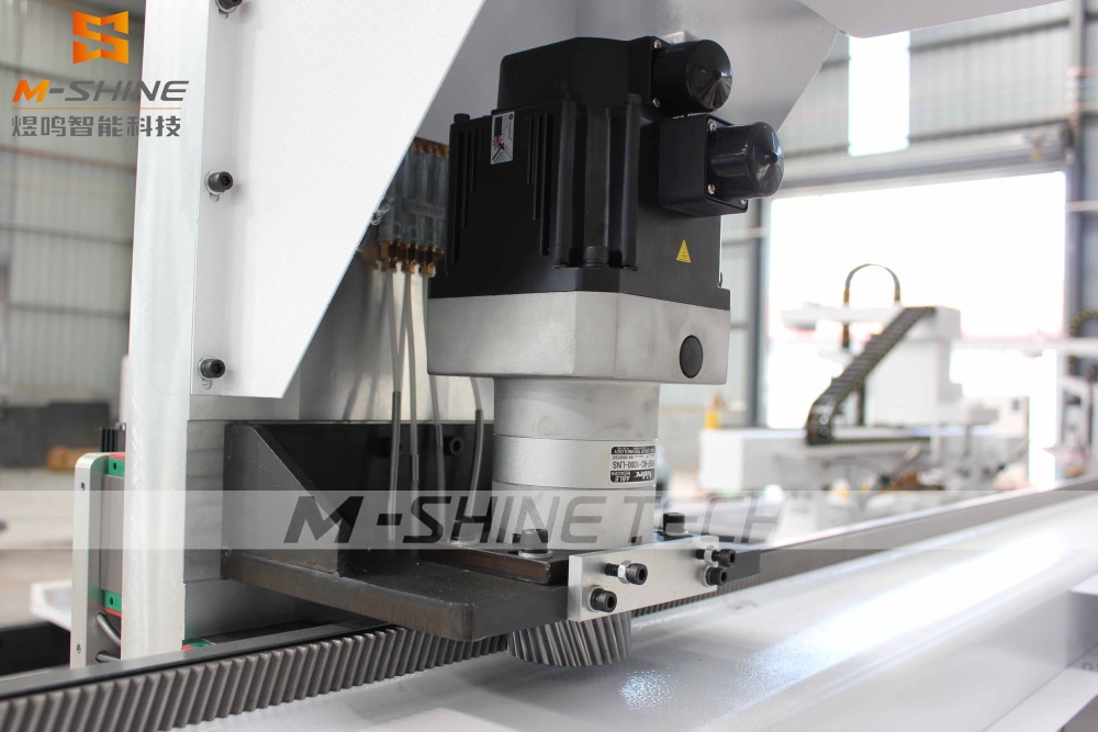 A diferença entre o acionamento servo e o acionamento de passo na máquina CNC para madeira ATC