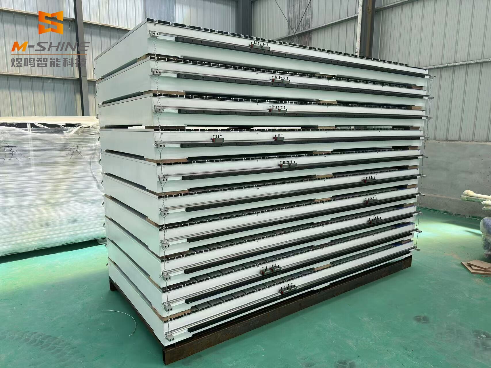 一个 40 英尺的集装箱巧妙地装载了 24 台大型数控铣床，装卸团队展示了空间魔术